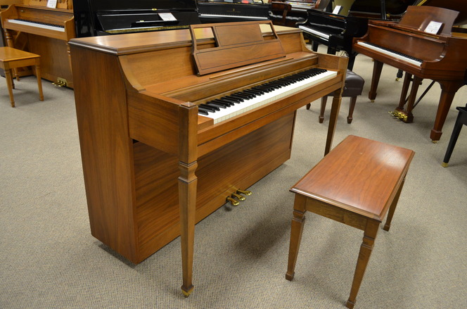 1972 Hobart M Cable spinet, walnut - Upright - Spinet Pianos